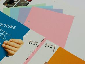 Pliage et collage d&#x27;une pochette. insertion de fiches