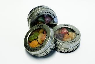 Remplissage d&#x27;une boite de confiserie et pose d&#x27;un manchon.